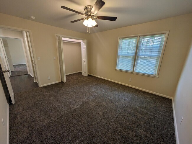 Building Photo - 423 S Bristow Ave