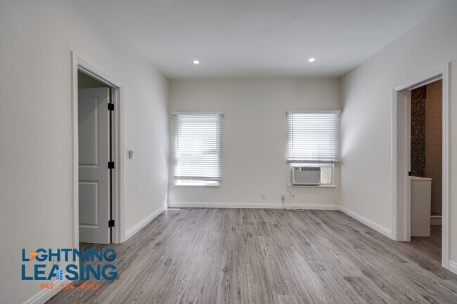Building Photo - 402 N Coronado St