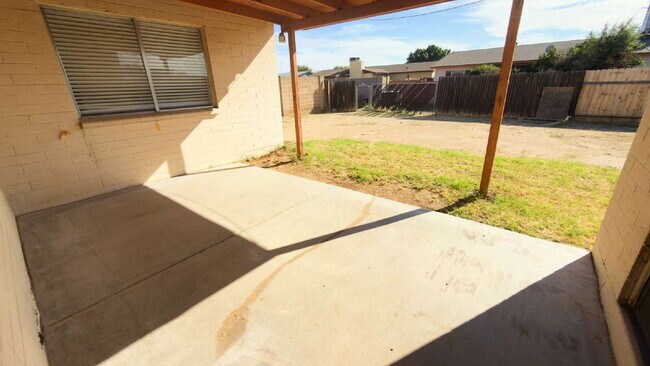 Building Photo - "Spacious 4-Bedroom Oasis in Phoenix with 2 Full Baths - 1,670 Sq Ft of Comfort!"