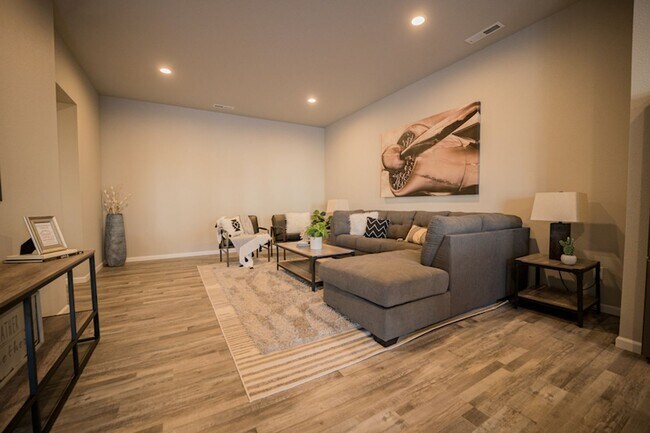 Building Photo - One-Level Carefree Living in a quiet and i...