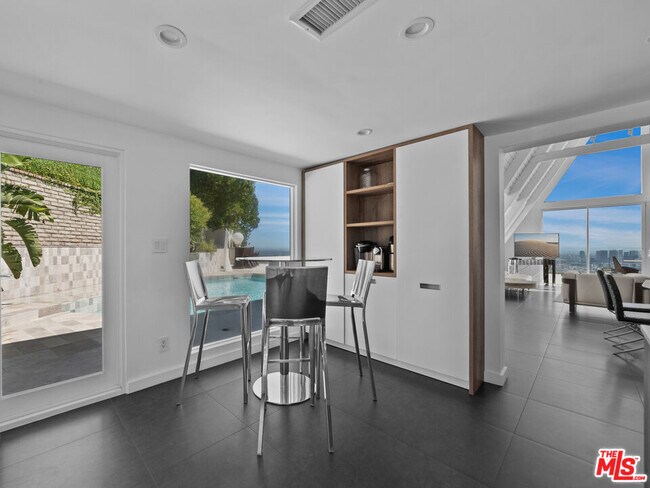 Building Photo - 8460 Cole Crest Dr