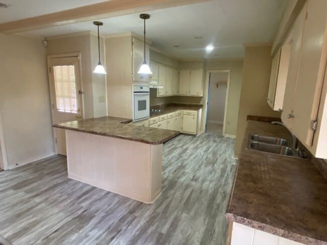 Building Photo - Renovated 3 Bedroom 2 Bath Home for Rent!