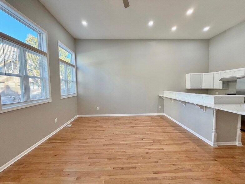 Building Photo - 1013 W 19th St