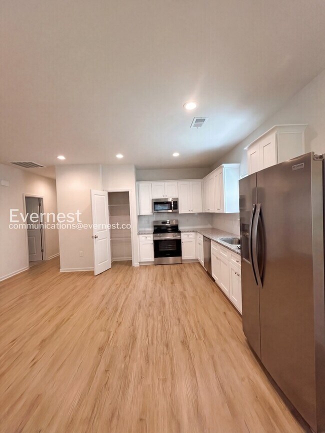 Building Photo - 3 Bed, 2 Bath Home with Garage / Pet-Friendly / Vouchers Accepted / Coming Soon!