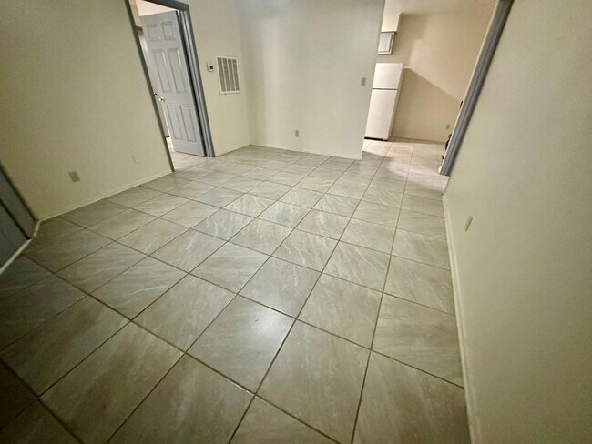 Building Photo - 220 Marigny Cir