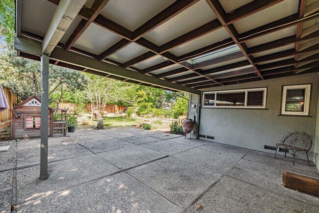 Building Photo - 939 Poplar Ave