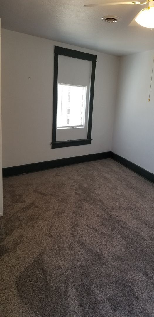 Building Photo - 2 bed, 1 bath apartment