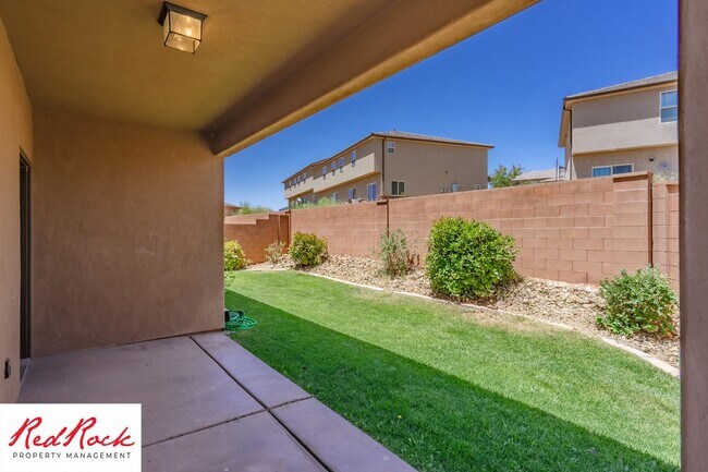 Building Photo - Dog Friendly, Pleasant 4 Bedroom, 2.5 Bathroom Townhome