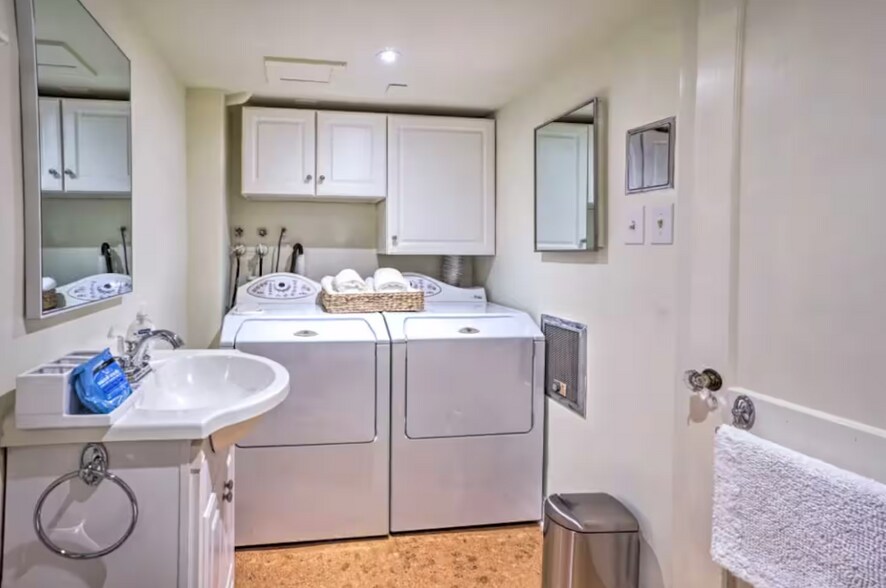 Washer and Dryer - 3301 W Franklin St