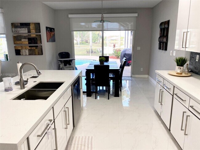 Building Photo - 4451 Seneca Ave