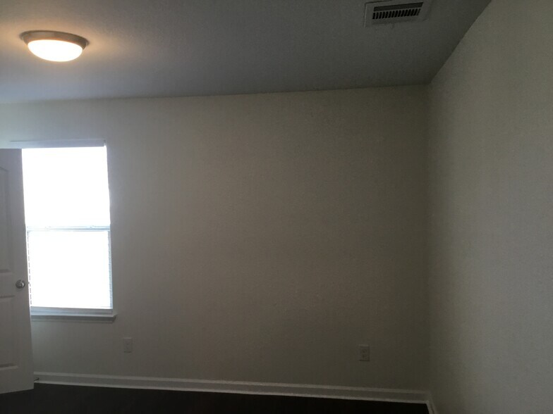 Building Photo - 1657 Amy Dr