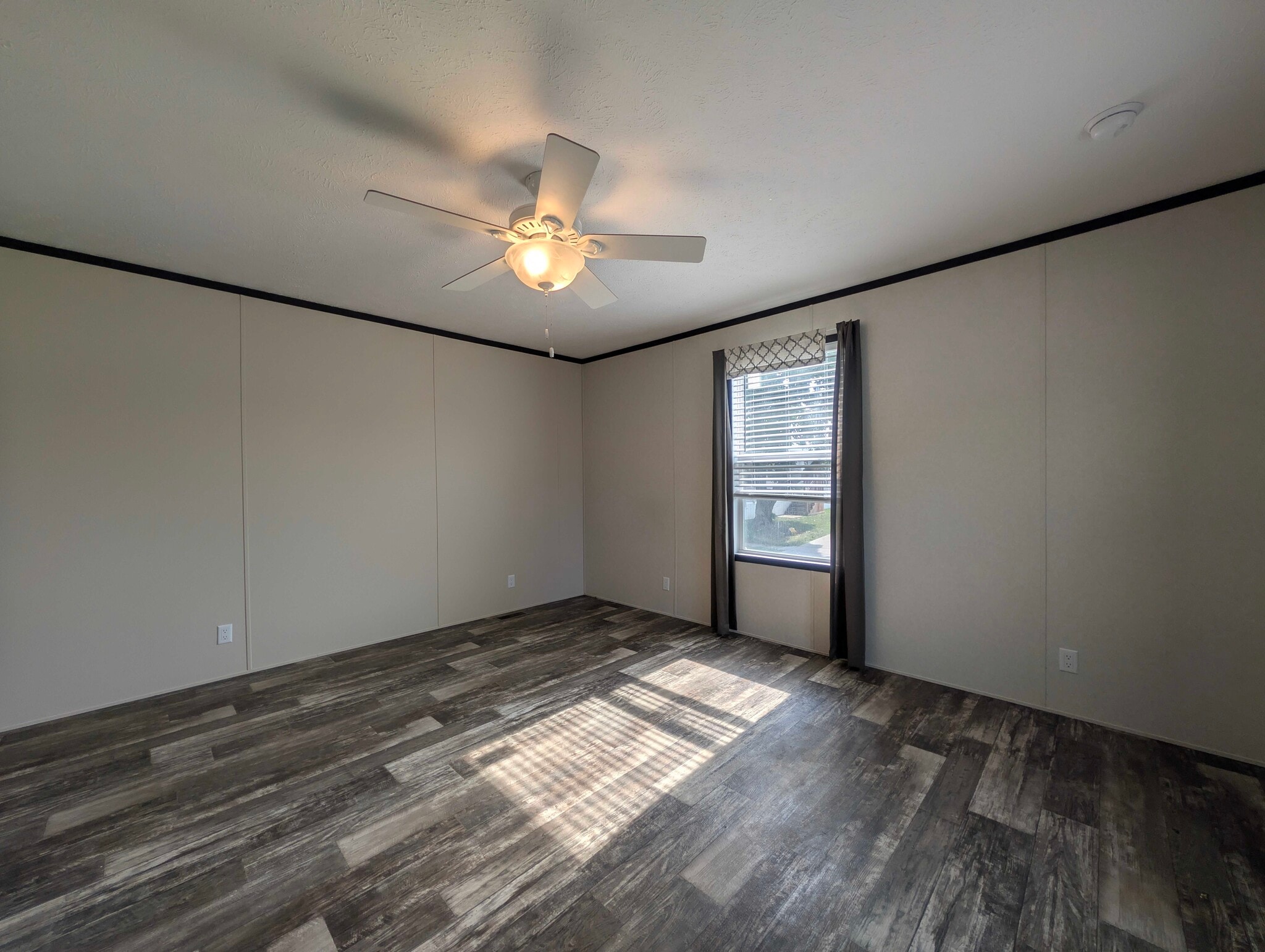 Building Photo - 15881 Villaire Ave