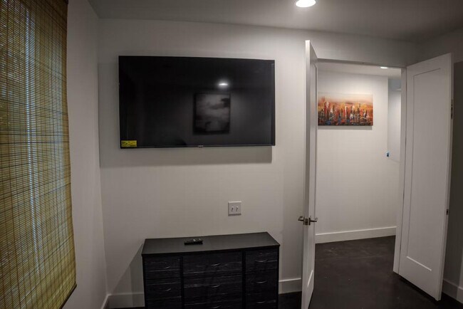 Building Photo - 1680 Memorial Dr SE