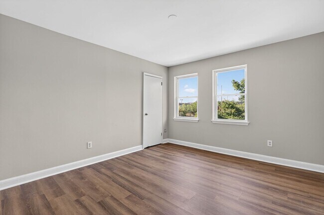 Building Photo - Bright 1 Bedroom Home with Refreshed Interior & In-Unit Laundry