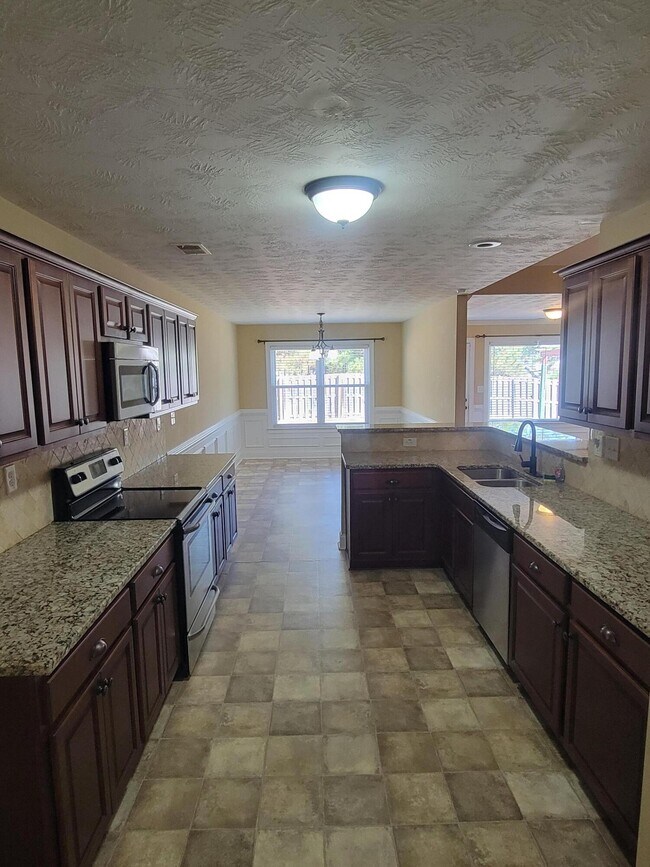 Building Photo - 2581 Kirby Ave