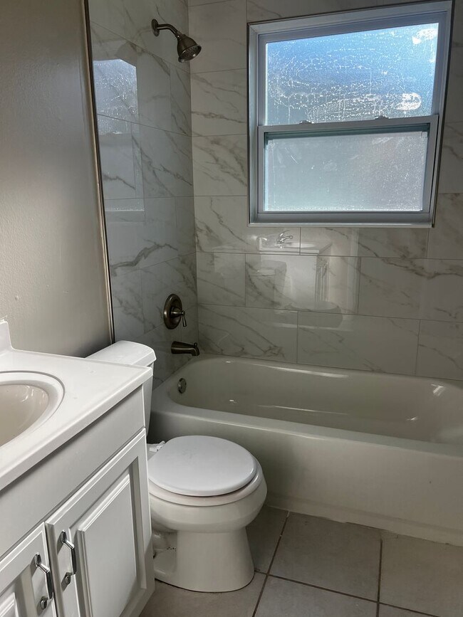 Building Photo - 2BD/1BA/Single carport - Venice