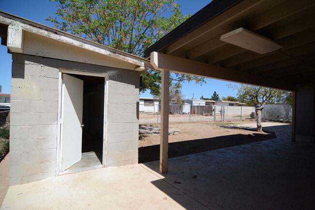 Building Photo - Charming 4 Bedroom 2 Bedroom! Great South ...