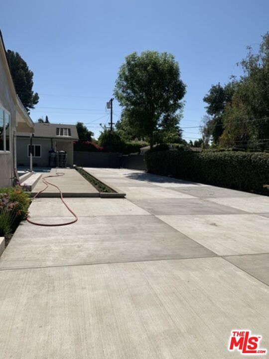 Building Photo - 9254 Balcom Ave