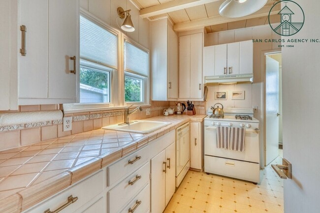 Building Photo - Charming Furnished Two Bedroom Cottage in Carmel-by-the-Sea