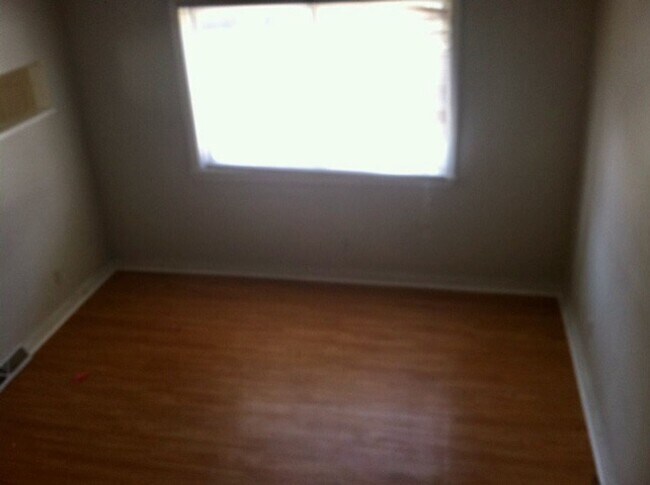 Building Photo - ***South Side Duplex Apartment For Rent * Pet Friendly * Walk to E. Carson St. * Available Now * ...