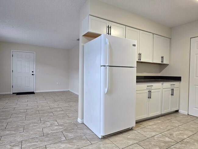 Building Photo - [1736-1738] Fern Rd E