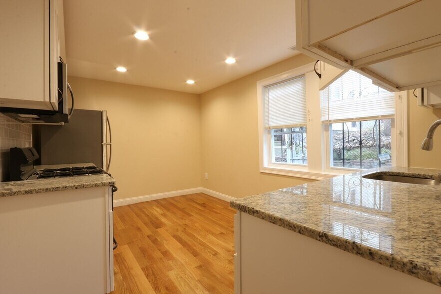 Building Photo - 3 Saint James Pl