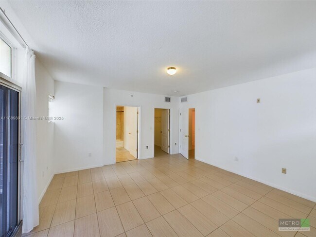 Building Photo - 425 NE 30th St