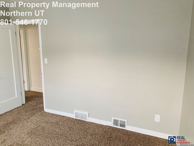 Building Photo - 4 Bedroom 2 Bath Ogden Home Available Now!
