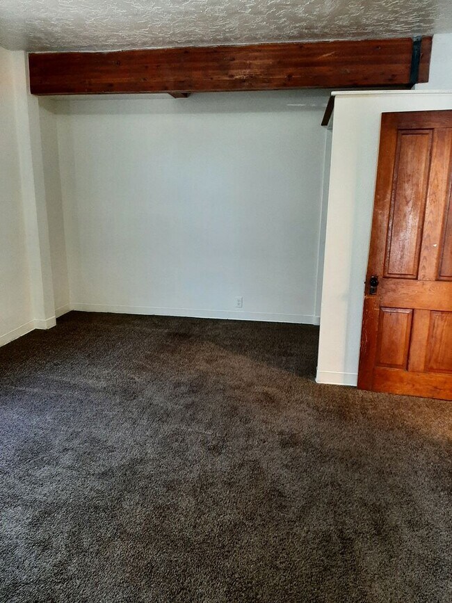 Building Photo - (1614 8th Ave)