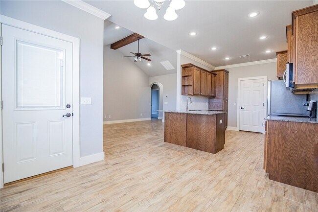 Building Photo - 303 Alder St