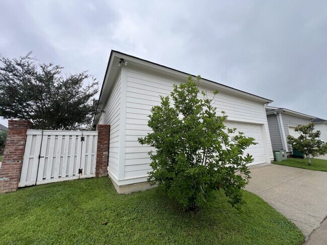 Building Photo - Luxury 4BR Home in Americana | 11 Ft Ceilings, Courtyard Living & Furnished Option