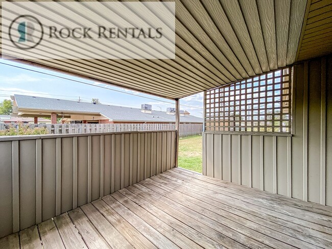 Building Photo - 903 E 24th Ave