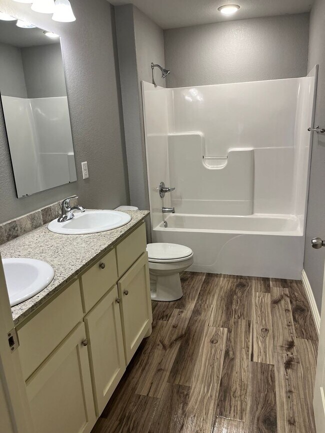 Building Photo - 3 bedroom duplex