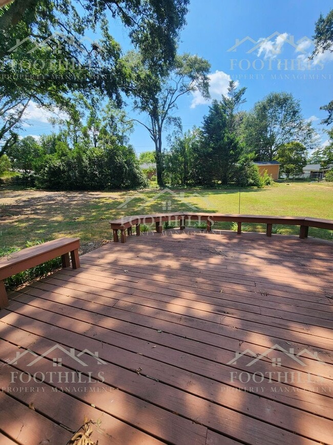 Building Photo - 3-Bedroom Home with Fresh Updates and Fenc...