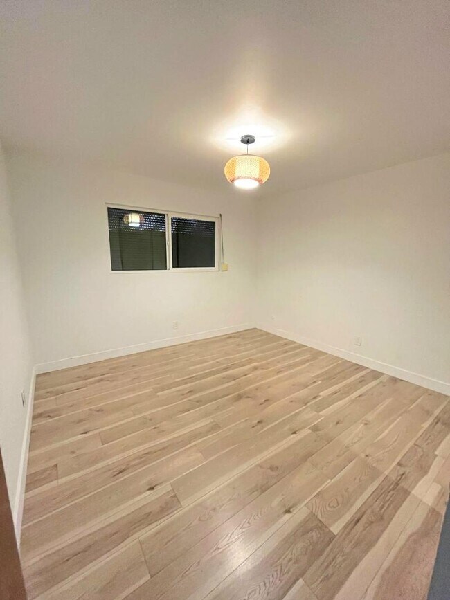 Building Photo - 785 W 19th St