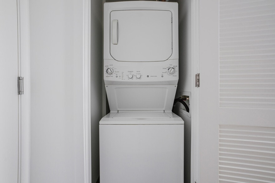 Building Photo - 875 10th St NW