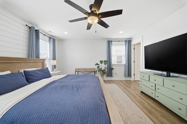 Building Photo - 9610 7th Bay St