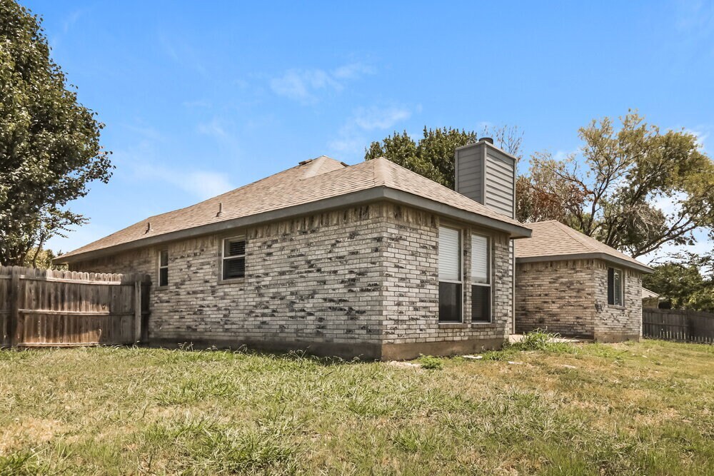 Building Photo - 706 Valleycreek Rd