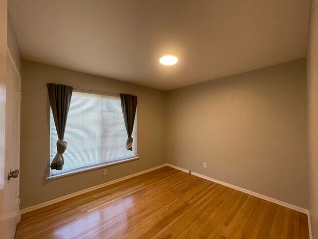Building Photo - BEAUTIFULLY UPDATED 3 BEDROOM 2 BATH HOME ...