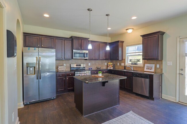 Building Photo - 1628 Mount Rainer Dr