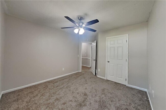 Building Photo - 3013 Rockview Dr