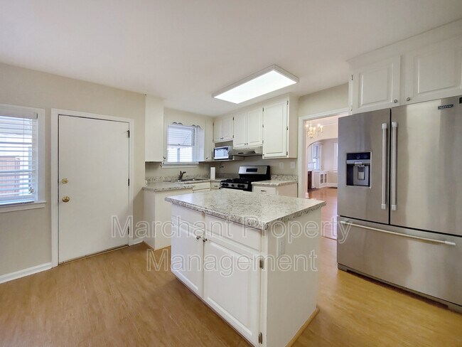 Building Photo - 504 University Ridge