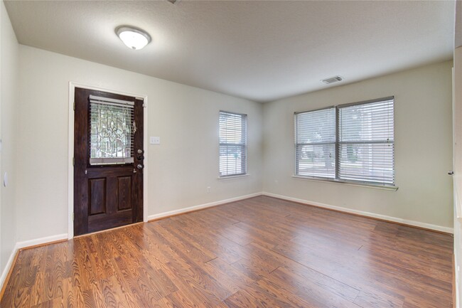 Building Photo - 15518 Miller House Ln