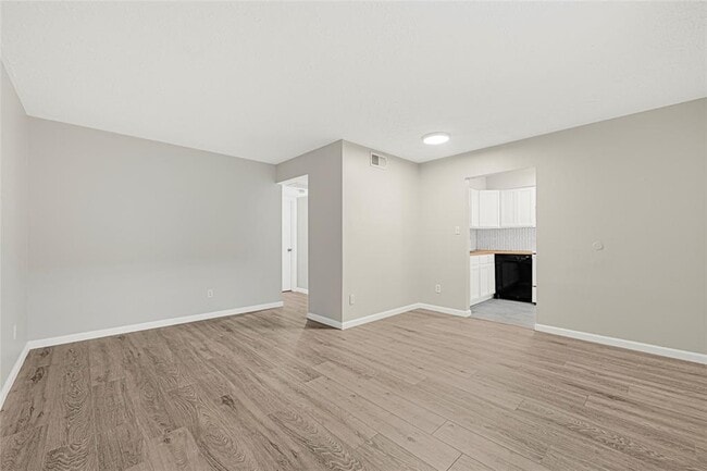 Building Photo - 107 E Willowick Ave