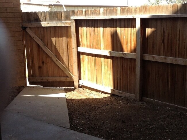 Building Photo - Bright 2 story 2br, 1b, 875sq. ft townhous...