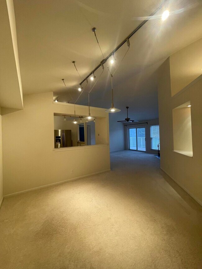 Building Photo - 2460 Fountain Pl