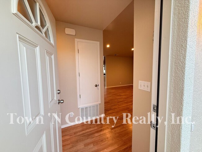 Building Photo - 1720 Cherokee Dr