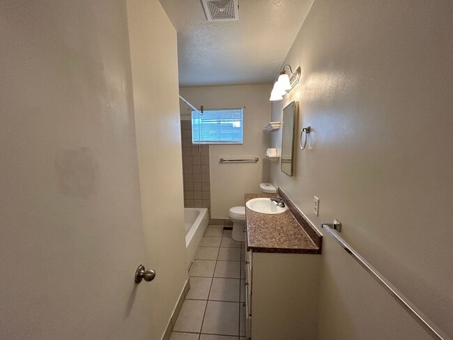 Building Photo - 3 Bed/1.5 Bath in a Cul-de-sac by Universi...