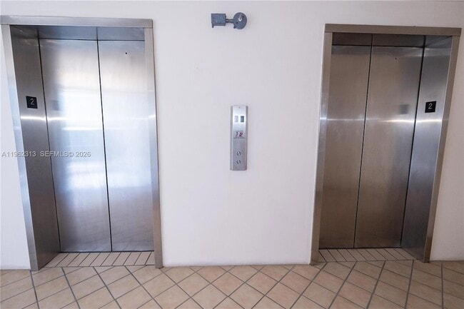 Building Photo - 1021 Hillsboro Mile Unit 204