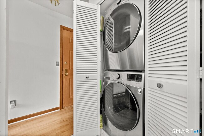 Building Photo - 1465 E Putnam Ave